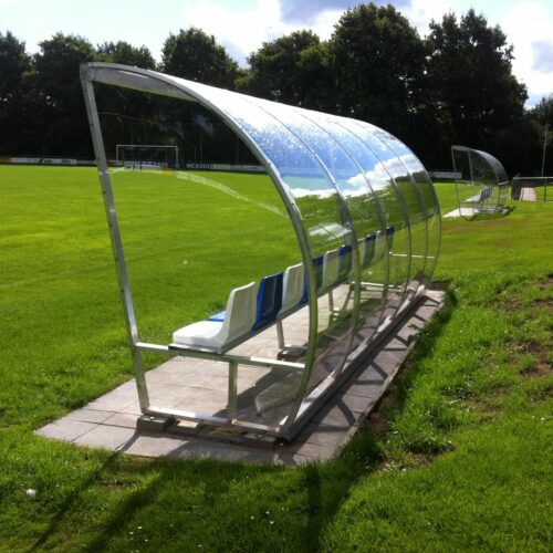 Dugout voetbal model 150 61 Dug-outs DO150. Een aanwinst voor iedere sportaccommodatie.